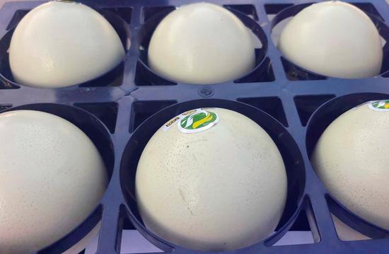 鸵鸟蛋壳被制作成精美的工艺品，吸引游客购买。史玉江 摄