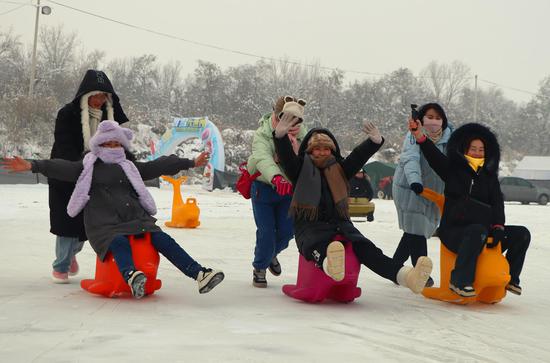 游客在冰雪娱乐场上游玩。 胡阿尼西·巴合提 摄