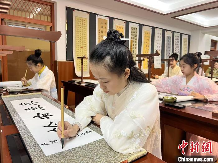 新疆兵团“送福迎春”主题文化活动走进石河子