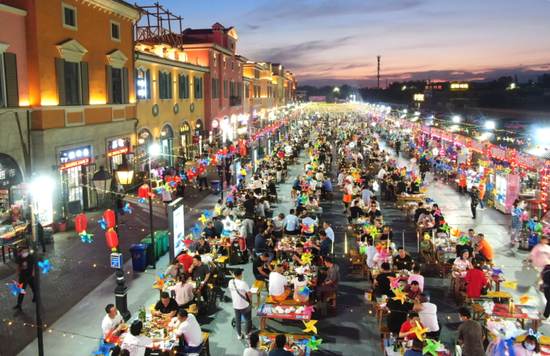 十三师新星市天街步行街上热闹非凡。（资料图）