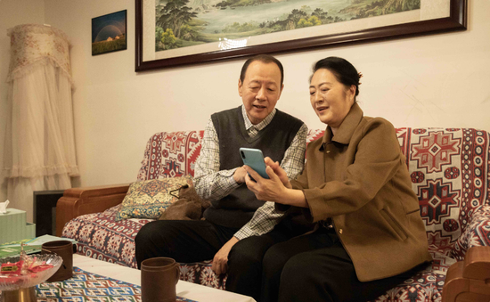 演员侯天来（左）出演电影《上海古丽》。出品方供图