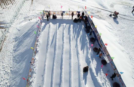 2024年1月13日，“畅游新星 尽享冰雪激情”十三师新星市第三届冰雪文化旅游节在东天山自然地质博览园开幕。谢雪倩摄