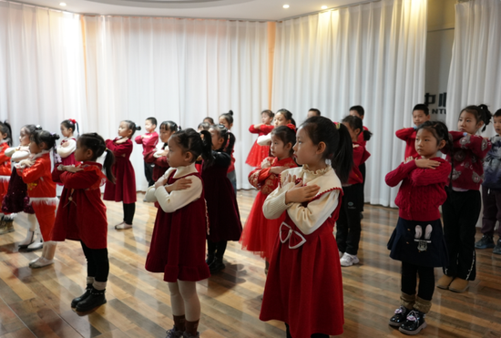 1月11日,金果实舞蹈培训学校的孩子们正在刻苦排练。韩冰洁 摄