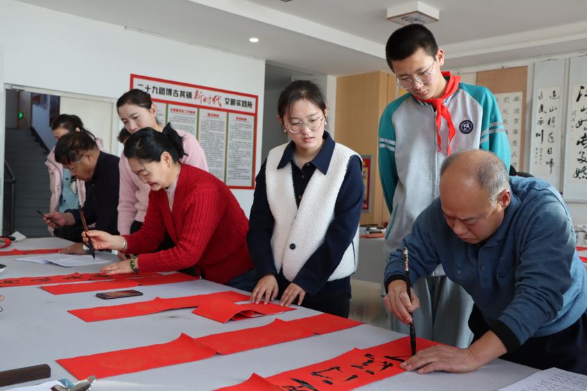 （新春走基层）翰墨飘香辞旧岁 春联福字送吉祥