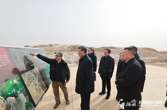 2月17日，自治区党委书记、兵团党委第一书记、第一政委马兴瑞来到位于轮台县的卓尔库特古城遗址，详细了解遗址整体情况。天山网-新疆日报记者 崔志坚摄