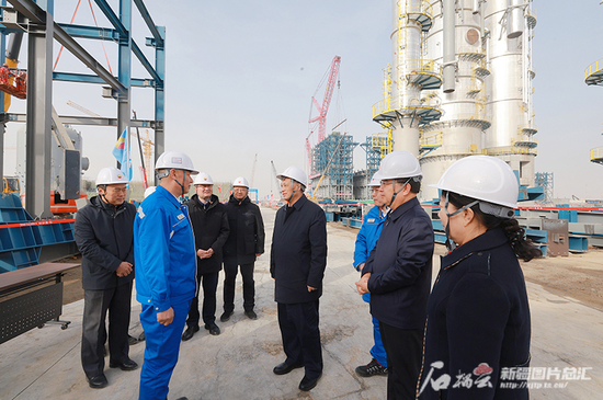2月17日，自治区党委书记、兵团党委第一书记、第一政委马兴瑞在巴音郭楞蒙古自治州轮台县、库尔勒市和兵团铁门关市调研。这是马兴瑞来到位于库尔勒上库高新区石油石化产业园的中石油独山子石化公司120万吨/年二期乙烯项目建设现场，详细了解施工情况。天山网-新疆日报记者 崔志坚摄