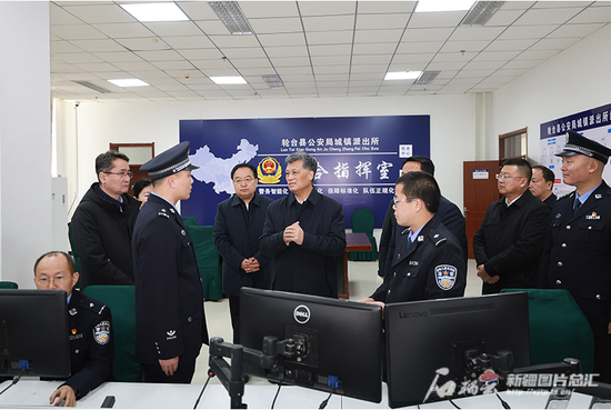 2月17日，自治区党委书记、兵团党委第一书记、第一政委马兴瑞来到轮台县公安局城镇派出所，同基层民警详细交谈，了解警力下沉、落实维稳措施、服务群众等工作成效。天山网-新疆日报记者 崔志坚摄