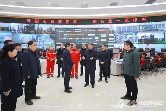 2月17日，自治区党委书记、兵团党委第一书记、第一政委马兴瑞来到位于铁门关经开区的新疆新冀能源化工有限公司，了解兵地资源共享，共同培育优势产业、推动高质量发展情况。天山网-新疆日报记者 崔志坚摄