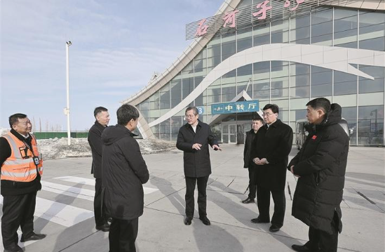 2月17日，自治区党委副书记、兵团党委书记、政委何忠友在八师石河子市调研。这是何忠友来到石河子花园机场，了解兵团通用航空产业发展情况。兵团日报全媒体记者 张鑫 摄