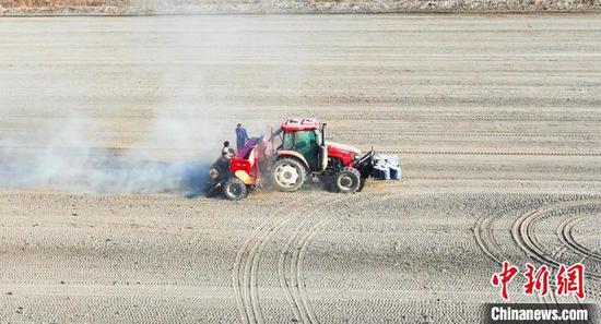 农机轰鸣。白克斌 摄 农机轰鸣。白克斌 摄