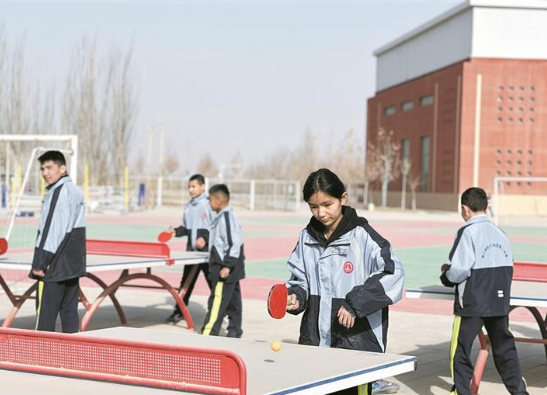 2月28日，三师四十四团第二中学的学生在体育课上打乒乓球。 兵团日报常驻记者 李芸 通讯员 哈尼克孜·哪斯尔 摄