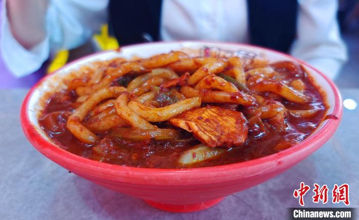 新疆炒米粉何以跻身小吃“顶流”？