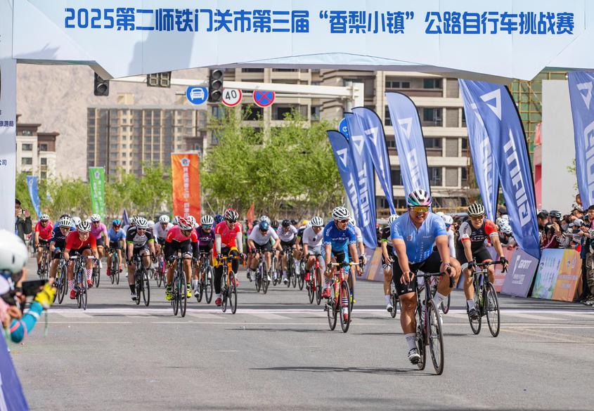 400多名自行车爱好者竞速新疆铁门关市“香梨小镇” 最小选手仅6岁