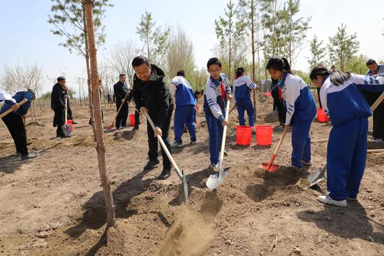 4月19日,自治区副主席、兵团党委副书记、司令员薛斌到十二师头屯河农场参加义务植树活动。冯晓玲 摄 4月19日,自治区副主席、兵团党委副书记、司令员薛斌到十二师头屯河农场参加义务植树活动。冯晓玲 摄
