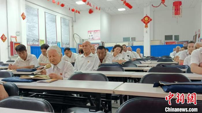 新疆七旬老党员：用百本日记记录村子半个多世纪变迁