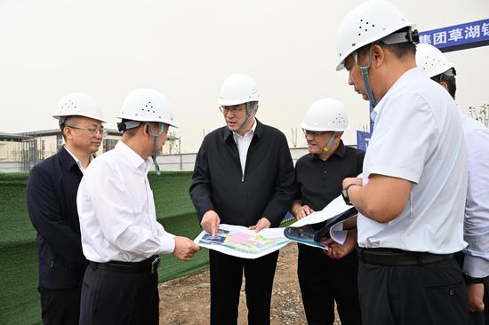 5月14日,自治区党委副书记、兵团党委书记、政委何忠友在草湖项目区调研。这是何忠友在教育重点项目周边区域,调研配套建设情况。 兵团日报全媒体记者 张鑫 摄 5月14日,自治区党委副书记、兵团党委书记、政委何忠友在草湖项目区调研。这是何忠友在教育重点项目周边区域,调研配套建设情况。 兵团日报全媒体记者 张鑫 摄