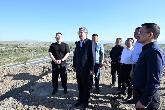 5月15日,自治区党委副书记、兵团党委书记、政委何忠友到十二师深入调研交通基础设施项目建设工作。这是何忠友在g312线西山新区至乌鲁木齐东二环公路项目建设现场,实地察看项目进度和工程质量情况。兵团日报全媒体记者 张鑫 摄 5月15日,自治区党委副书记、兵团党委书记、政委何忠友到十二师深入调研交通基础设施项目建设工作。这是何忠友在g312线西山新区至乌鲁木齐东二环公路项目建设现场,实地察看项目进度和工程质量情况。兵团日报全媒体记者 张鑫 摄