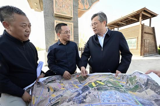 5月15日,自治区党委副书记、兵团党委书记、政委何忠友到十二师深入调研交通基础设施项目建设工作。这是何忠友实地察看g216线一〇四团畜牧连至仓房沟立交路段交通通行实况,同相关负责同志现场研究有关项目建设工作。兵团日报全媒体记者 张鑫 摄 5月15日,自治区党委副书记、兵团党委书记、政委何忠友到十二师深入调研交通基础设施项目建设工作。这是何忠友实地察看g216线一〇四团畜牧连至仓房沟立交路段交通通行实况,同相关负责同志现场研究有关项目建设工作。兵团日报全媒体记者 张鑫 摄