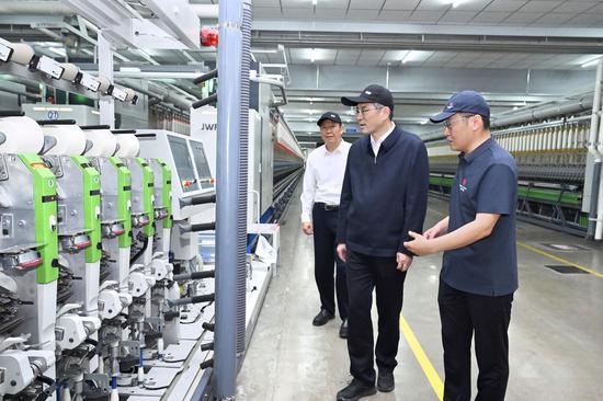 5月14日,自治区党委副书记、兵团党委书记、政委何忠友在草湖项目区调研。这是何忠友来到纺织服装产业有关企业,了解企业生产经营情况。兵团日报全媒体记者 张鑫 摄 5月14日,自治区党委副书记、兵团党委书记、政委何忠友在草湖项目区调研。这是何忠友来到纺织服装产业有关企业,了解企业生产经营情况。兵团日报全媒体记者 张鑫 摄