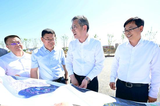 5月16日,自治区党委副书记、兵团党委书记、政委何忠友在九师白杨市调研。这是何忠友在兵地共建教育重点项目建设现场,实地了解项目选址等情况,听取规划介绍。兵团日报全媒体记者 张鑫 摄 5月16日,自治区党委副书记、兵团党委书记、政委何忠友在九师白杨市调研。这是何忠友在兵地共建教育重点项目建设现场,实地了解项目选址等情况,听取规划介绍。兵团日报全媒体记者 张鑫 摄