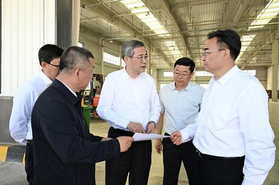 5月16日,自治区党委副书记、兵团党委书记、政委何忠友在九师白杨市调研。这是何忠友走进九师白杨市保税物流中心,与相关负责同志深入交流,听取规划设计、运行情况介绍。兵团日报全媒体记者 张鑫 摄 5月16日,自治区党委副书记、兵团党委书记、政委何忠友在九师白杨市调研。这是何忠友走进九师白杨市保税物流中心,与相关负责同志深入交流,听取规划设计、运行情况介绍。兵团日报全媒体记者 张鑫 摄