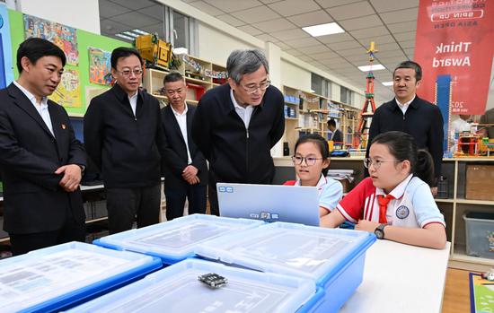 5月19日，自治区党委副书记、兵团党委书记、政委何忠友到兵团第二中学、兵团第三中学调研基础教育高质量发展工作。这是何忠友走进兵团第三中学科学实验室，与学生互动交流。兵团日报全媒体记者 张鑫 摄