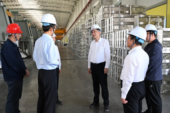 6月8日,自治区党委副书记、兵团党委书记、政委何忠友到兵团准东产业园调研重大项目建设推进情况。这是何忠友来到2×60万千瓦煤电机组、年产55万吨电解铝项目建设现场,听取项目建设、企业运营情况汇报。兵团日报全媒体记者 张鑫 摄 6月8日,自治区党委副书记、兵团党委书记、政委何忠友到兵团准东产业园调研重大项目建设推进情况。这是何忠友来到2×60万千瓦煤电机组、年产55万吨电解铝项目建设现场,听取项目建设、企业运营情况汇报。兵团日报全媒体记者 张鑫 摄