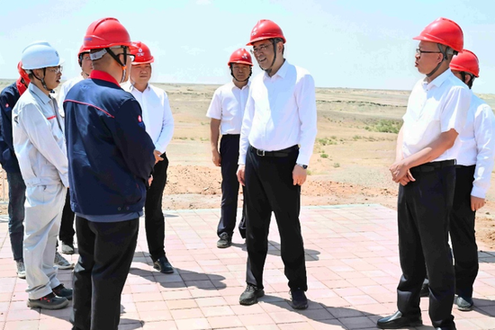 6月8日,自治区党委副书记、兵团党委书记、政委何忠友到兵团准东产业园调研重大项目建设推进情况。这是何忠友来到中新建电力集团兵准园区6×66万千瓦煤电项目建设现场,实地察看项目建设进展,与相关负责人交流了解工作情况。兵团日报全媒体记者 张鑫 摄 6月8日,自治区党委副书记、兵团党委书记、政委何忠友到兵团准东产业园调研重大项目建设推进情况。这是何忠友来到中新建电力集团兵准园区6×66万千瓦煤电项目建设现场,实地察看项目建设进展,与相关负责人交流了解工作情况。兵团日报全媒体记者 张鑫 摄