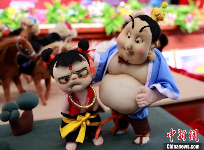 王菊：用绣塑布偶诠释传统符号与技艺