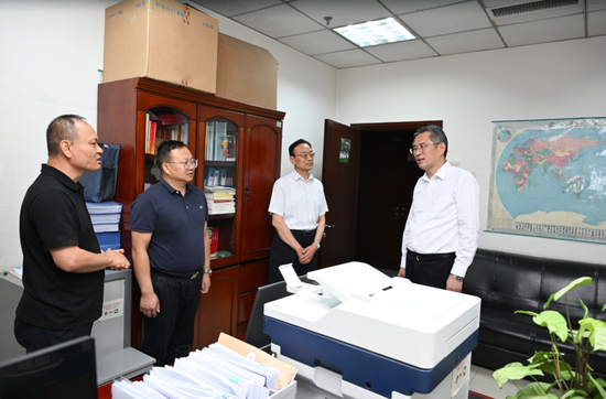 6月19日,自治区党委副书记、兵团党委书记、政委何忠友到兵团人力资源和社会保障局调研,与相关负责同志深入交流。兵团日报全媒体记者 张鑫 摄 6月19日,自治区党委副书记、兵团党委书记、政委何忠友到兵团人力资源和社会保障局调研,与相关负责同志深入交流。兵团日报全媒体记者 张鑫 摄