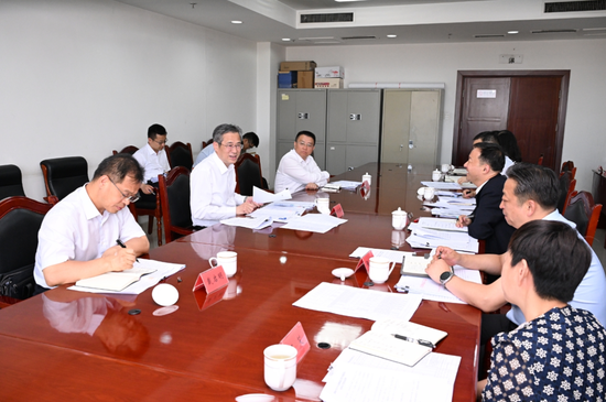 6月19日,自治区党委副书记、兵团党委书记、政委何忠友到兵团财政局调研,主持召开座谈会,听取工作汇报。兵团日报全媒体记者 张鑫 摄 6月19日,自治区党委副书记、兵团党委书记、政委何忠友到兵团财政局调研,主持召开座谈会,听取工作汇报。兵团日报全媒体记者 张鑫 摄