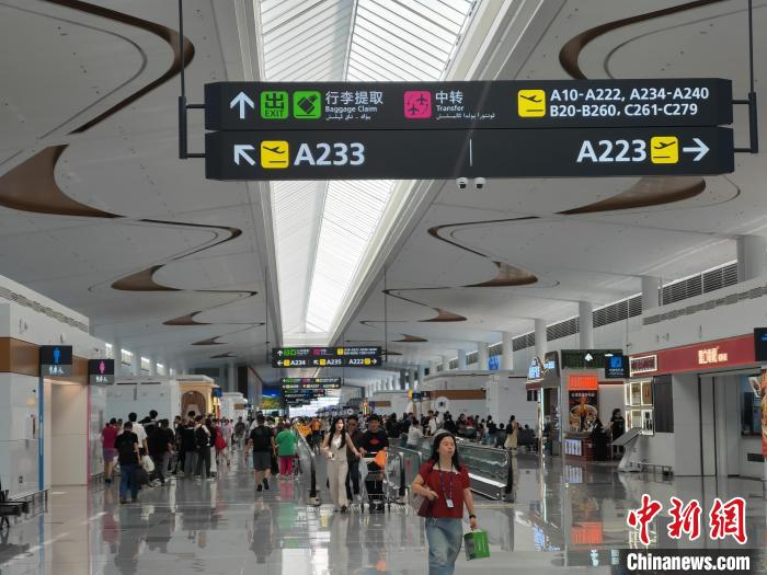 暑运启幕 乌鲁木齐天山国际机场客流持续高位运行 暑运启幕 乌鲁木齐天山国际机场客流持续高位运行