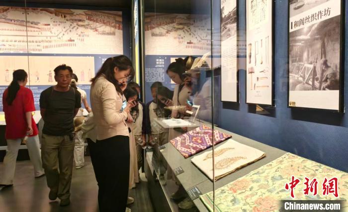 新疆博物馆迎来暑期参观高峰 新疆博物馆迎来暑期参观高峰