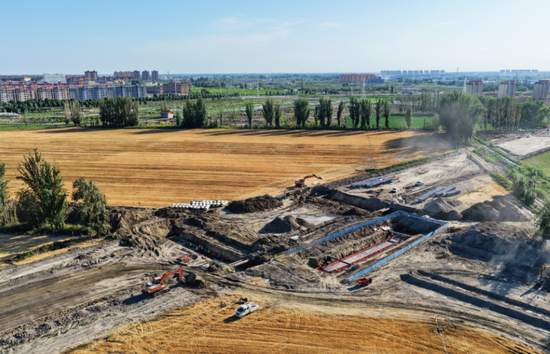 图为第一师阿拉尔市雪松路项目建设现场。李桃 摄