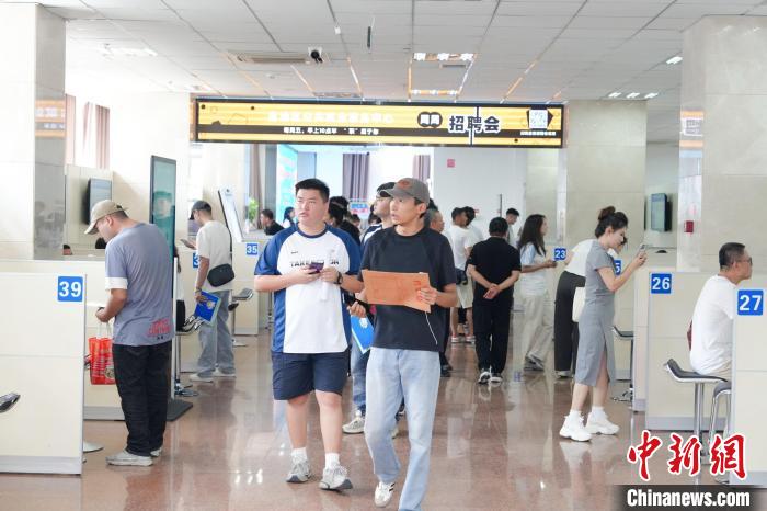 湖北省就业援疆专场招聘活动在乌鲁木齐市举行