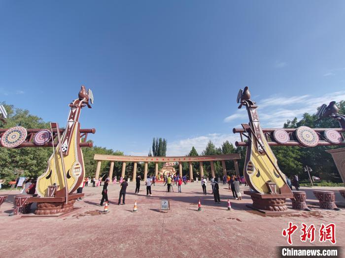 “中国新疆民族乐器村”迎来暑期旅游热 吸引游客打卡 “中国新疆民族乐器村”迎来暑期旅游热 吸引游客打卡