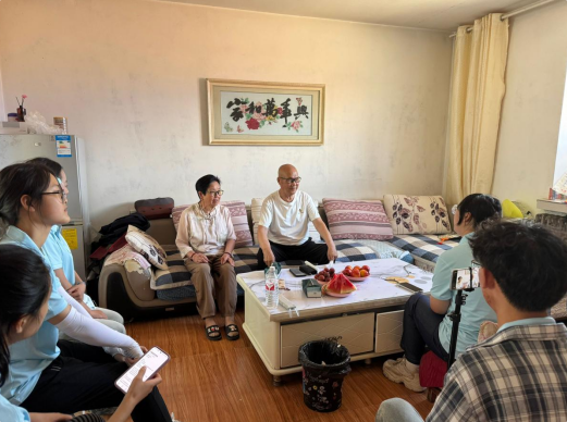 图为队员在刘树明家中与他交流访谈。董金贺供图 图为队员在刘树明家中与他交流访谈。董金贺供图