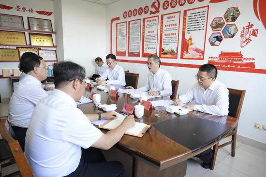 7月22日,自治区党委副书记、兵团党委书记、政委何忠友到兵团水利局调研,了解水资源开发利用、水利基础设施建设等情况,听取“十五五”规划编制进展情况汇报。兵团日报全媒体记者 张鑫 摄 7月22日,自治区党委副书记、兵团党委书记、政委何忠友到兵团水利局调研,了解水资源开发利用、水利基础设施建设等情况,听取“十五五”规划编制进展情况汇报。兵团日报全媒体记者 张鑫 摄