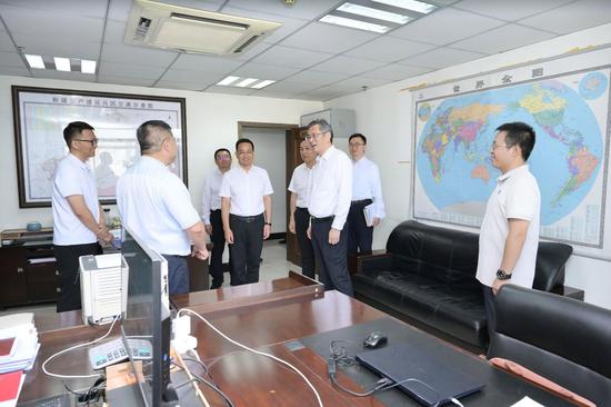 7月22日,自治区党委副书记、兵团党委书记、政委何忠友到兵团交通运输局调研,了解部分重大道路交通项目建设情况和道路交通安全管理情况,听取“十五五”规划编制进展情况汇报。兵团日报全媒体记者 张鑫 摄 7月22日,自治区党委副书记、兵团党委书记、政委何忠友到兵团交通运输局调研,了解部分重大道路交通项目建设情况和道路交通安全管理情况,听取“十五五”规划编制进展情况汇报。兵团日报全媒体记者 张鑫 摄