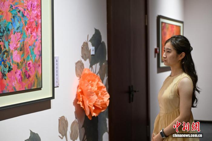 沈阳博物馆藏张双凤彩墨牡丹艺术展开展