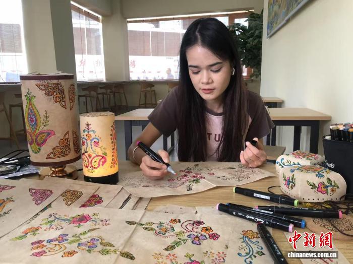 新疆“00后”姑娘：“非遗 文创”让传统文化“潮”起来