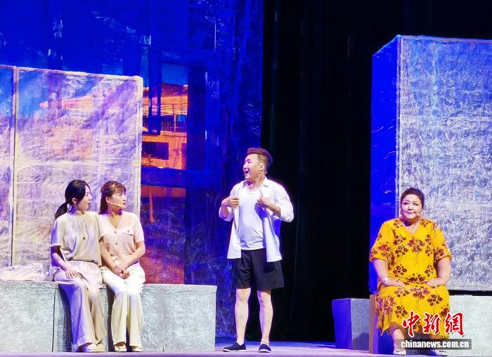 新疆杂话剧《兵团人家2》在乌鲁木齐上演