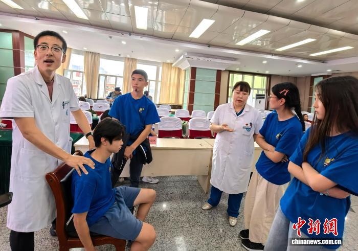 8国华裔青少年在新疆参与“中医药体验”活动 8国华裔青少年在新疆参与“中医药体验”活动