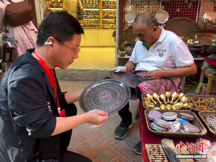 海外华文媒体打卡新疆喀什古城 感受民俗风情 海外华文媒体打卡新疆喀什古城 感受民俗风情