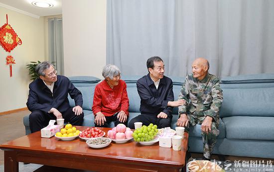 9月10日,自治区党委书记、兵团党委第一书记、第一政委陈小江来到兵团第九师161团,亲切看望慰问“七一勋章”获得者魏德友。天山网-新疆日报记者 崔志坚摄 9月10日,自治区党委书记、兵团党委第一书记、第一政委陈小江来到兵团第九师161团,亲切看望慰问“七一勋章”获得者魏德友。天山网-新疆日报记者 崔志坚摄