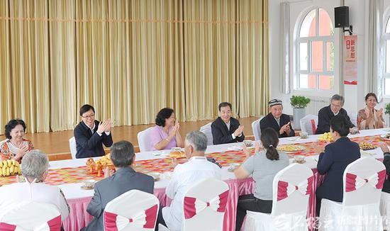 9月9日,自治区党委书记、兵团党委第一书记、第一政委陈小江来到塔城市新城街道哈尔墩社区,同正在开展邻里节活动的各族群众围坐一起拉家常。天山网-新疆日报记者 崔志坚摄 9月9日,自治区党委书记、兵团党委第一书记、第一政委陈小江来到塔城市新城街道哈尔墩社区,同正在开展邻里节活动的各族群众围坐一起拉家常。天山网-新疆日报记者 崔志坚摄