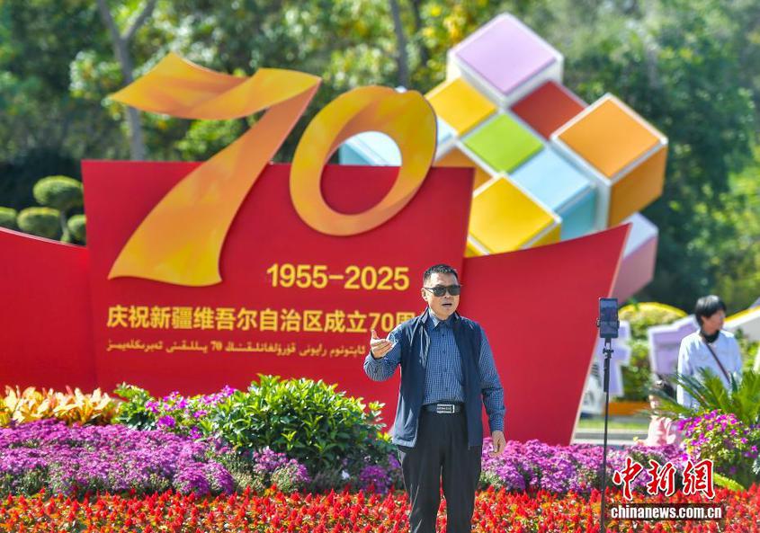 乌鲁木齐街头装扮一新迎接新疆维吾尔自治区成立70周年 乌鲁木齐街头装扮一新迎接新疆维吾尔自治区成立70周年