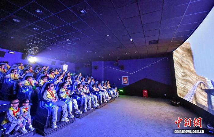 乌鲁木齐:中小学生科技馆里参观研学感受科技魅力 乌鲁木齐:中小学生科技馆里参观研学感受科技魅力