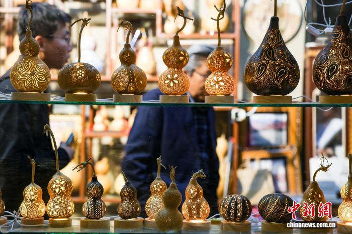 新疆阿克苏：手工艺人木扎帕尔和他的“葫芦娃”