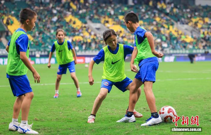 跨越4000公里，15名新疆少年逐梦绿茵